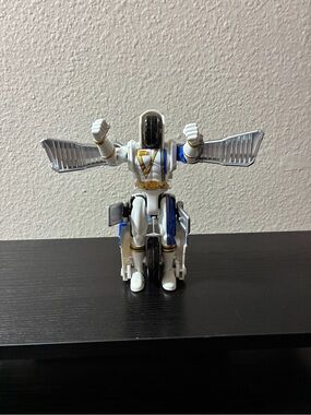 Power Rangers S.P.D Mega Morphin
Omega Ranger Transforms Into
Vehicle SPD Loose